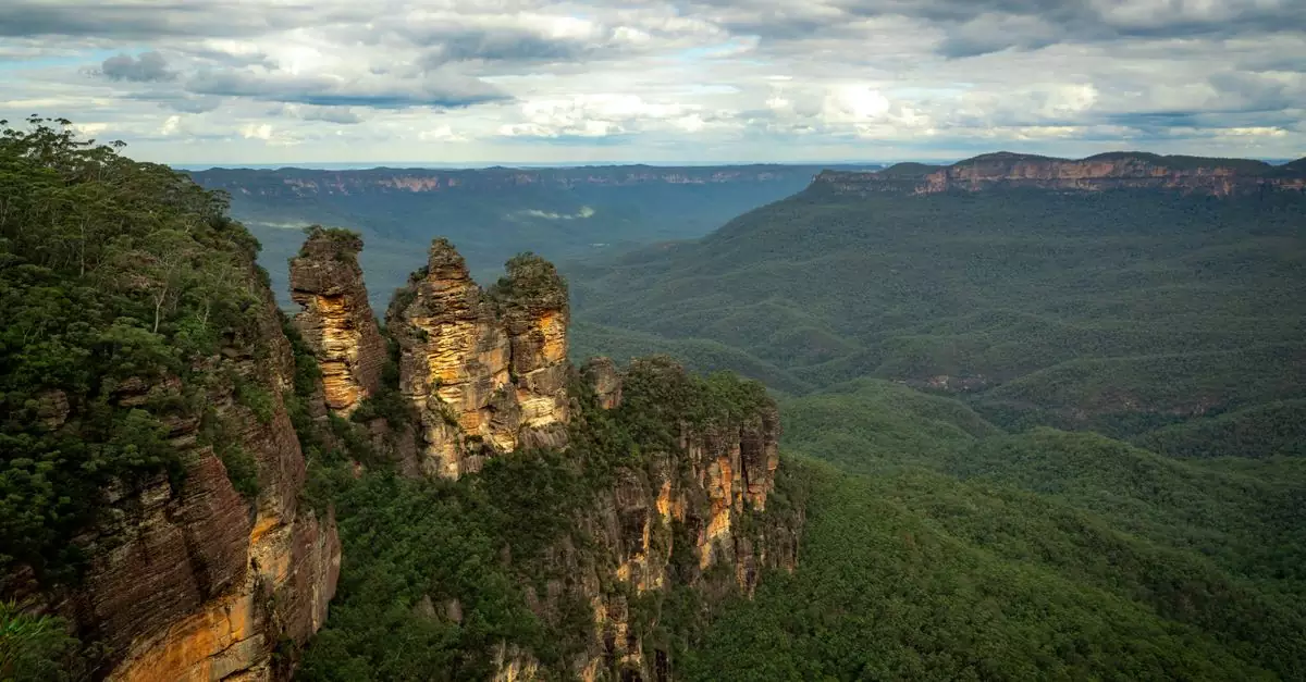 Stunning view of the Three Sisters rock formation in Blue Mountains National Park, Australia.