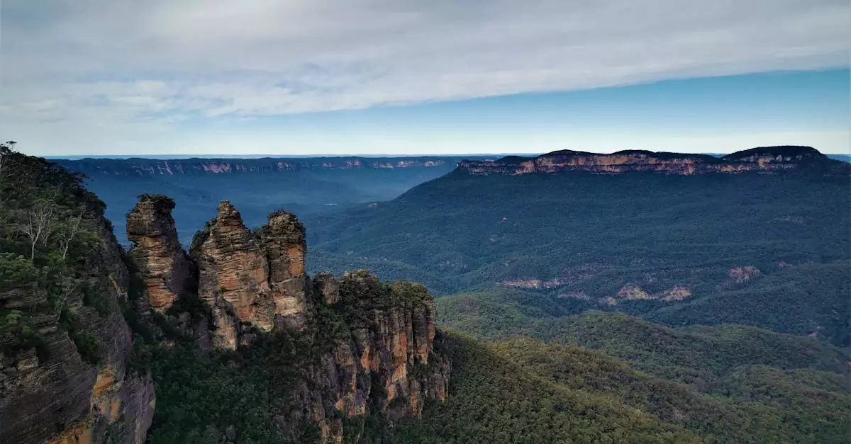 Breathtaking view of the Three Sisters rock formation in Blue Mountains, NSW.