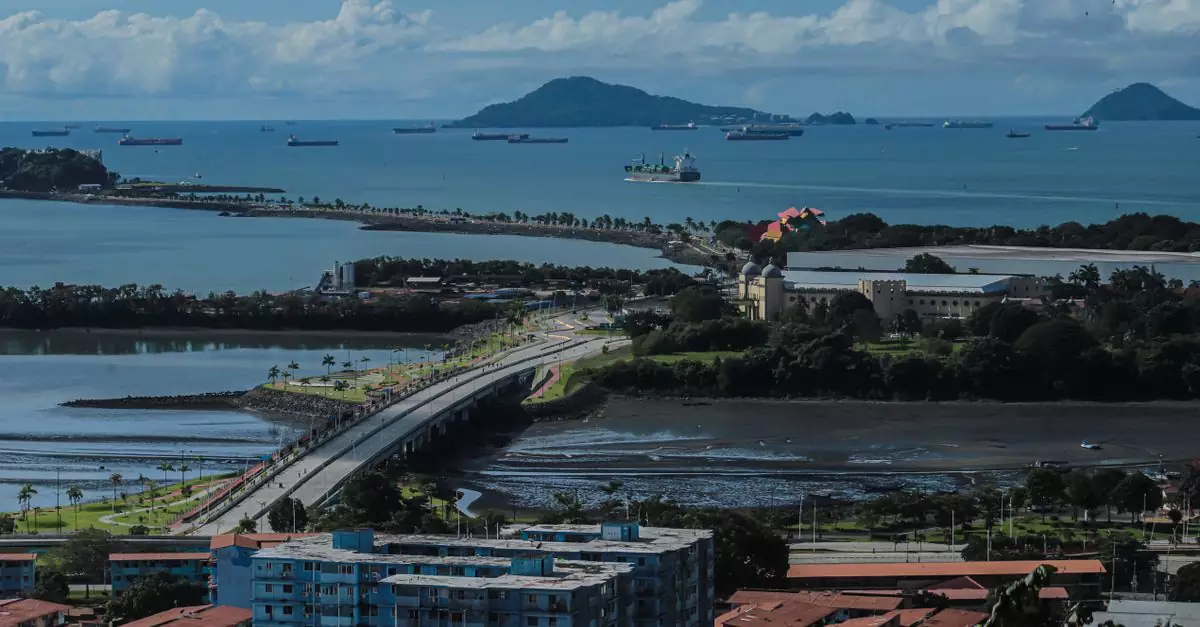 Aerial view of ships in Panamá Bay, featuring lush islands and urban landscape under a clear sky.