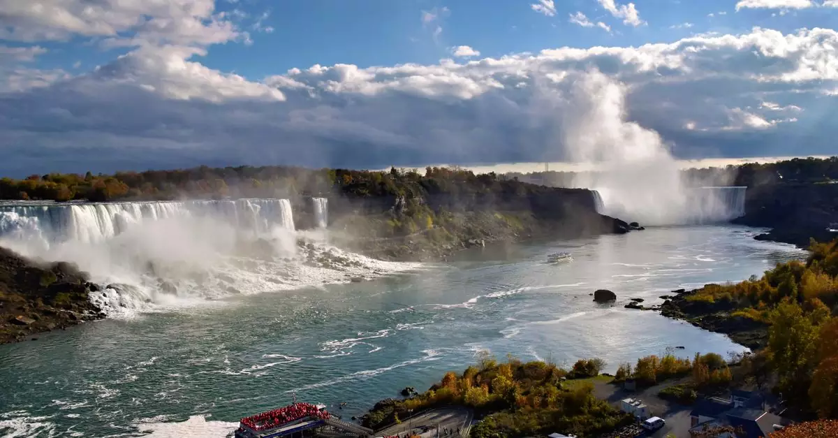 Stunning autumn view of Niagara Falls, capturing the vibrant foliage and scenic beauty.