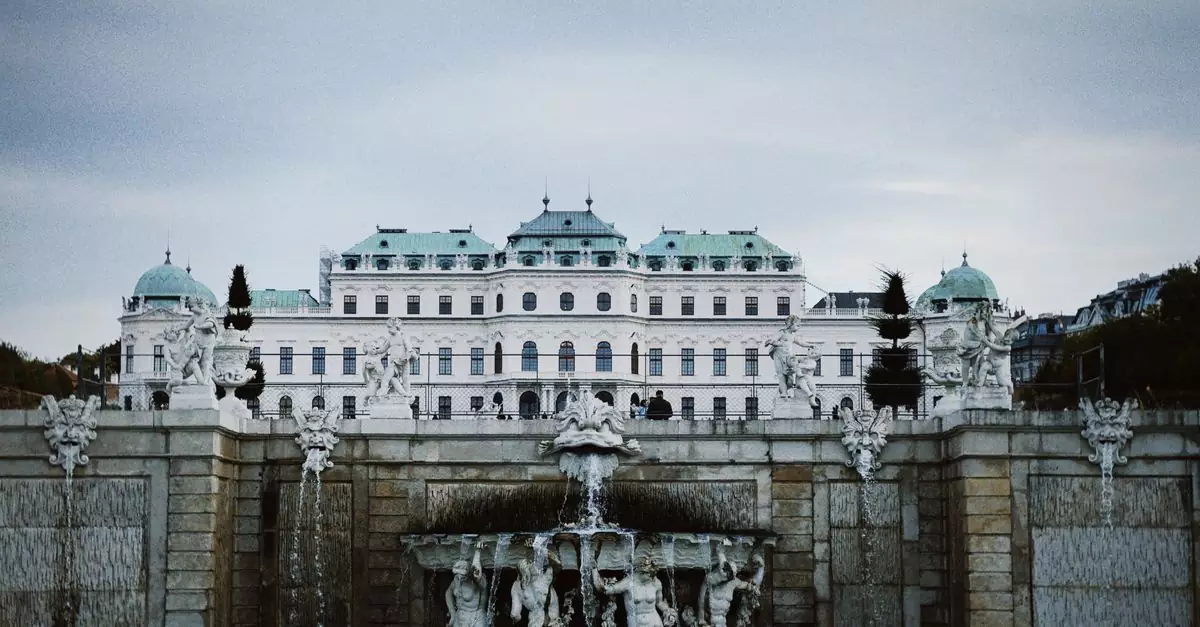 Elegant view of Vienna's Belvedere Palace and fountain showcasing Baroque architecture.