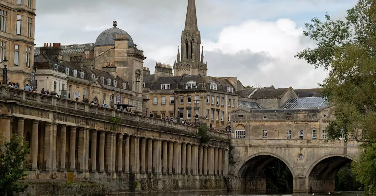 Scenic view of Pulteney Bridge spanning the river in Bath, England with historic architecture.