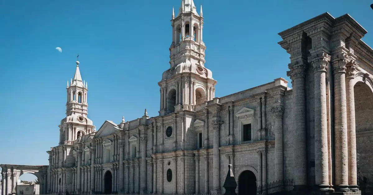 The majestic Basilica Cathedral of Arequipa under a clear blue sky, showcasing its classic architecture.