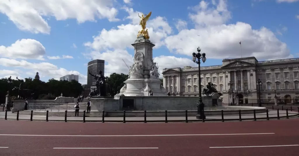 Best Royal Attractions in London: Your Guide 2 View of the Victoria Memorial with Buckingham Palace in the background under a bright blue sky.