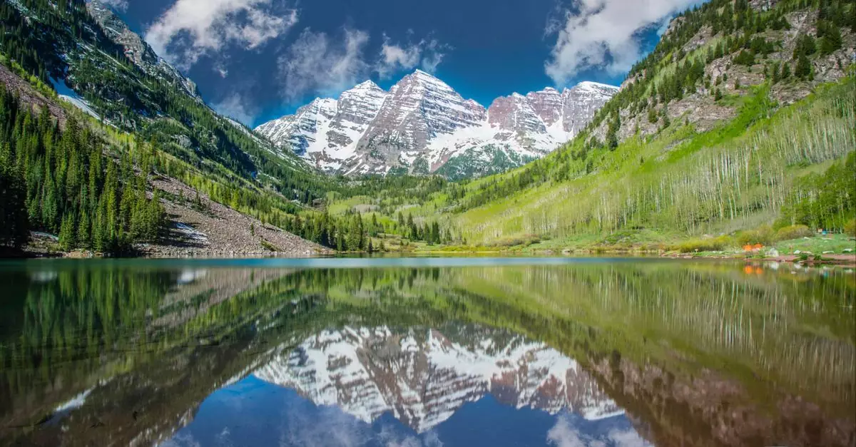 Beautiful view of Maroon Bells reflecting in a tranquil lake in Colorado.
