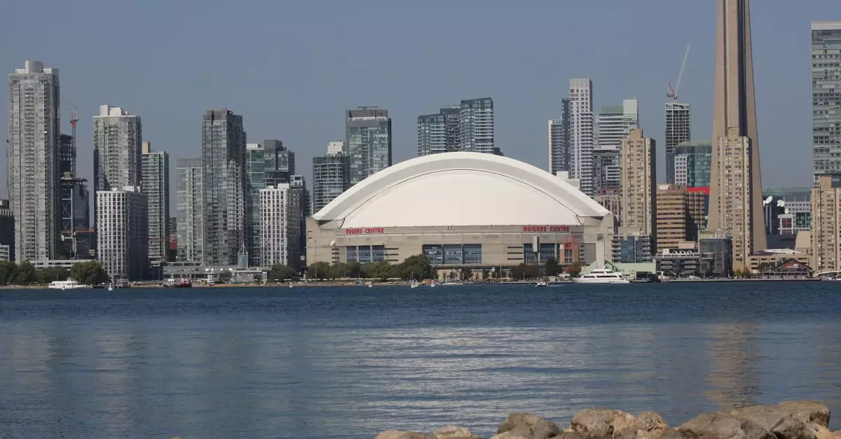 Skyline of Toronto with CN Tower and Rogers Centre by the waterfront.