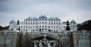 Elegant view of Vienna's Belvedere Palace and fountain showcasing Baroque architecture.