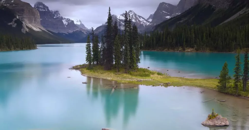 World's Best Turquoise Lakes: A Visual Guide 2 Breathtaking view of Spirit Island surrounded by turquoise waters of Maligne Lake in Jasper National Park.