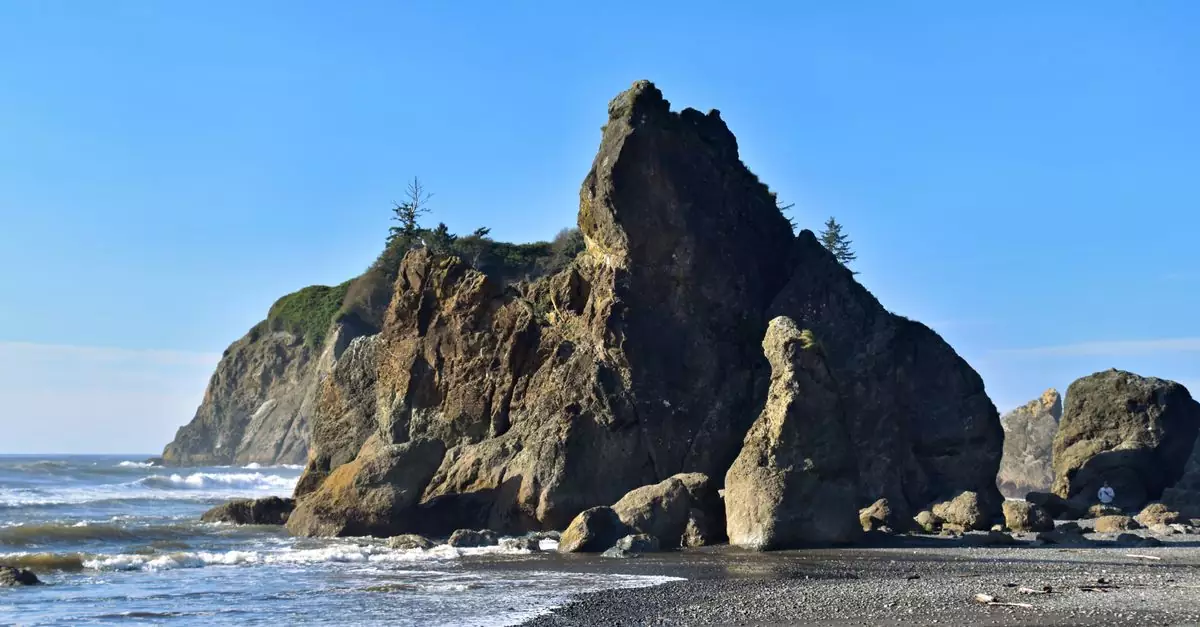 Scenic view of rugged coastal cliffs at Kalaloch Beach in Washington, USA.