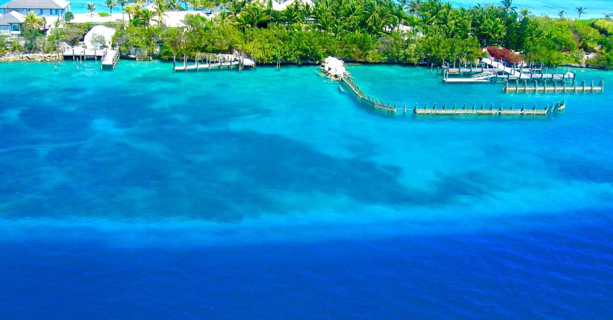 A breathtaking aerial view of Nassau, Bahamas showcasing vibrant blue waters and lush greenery.